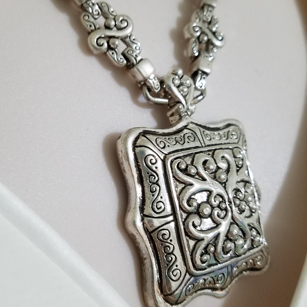 Filigree statement necklace - Picture 3 of 8